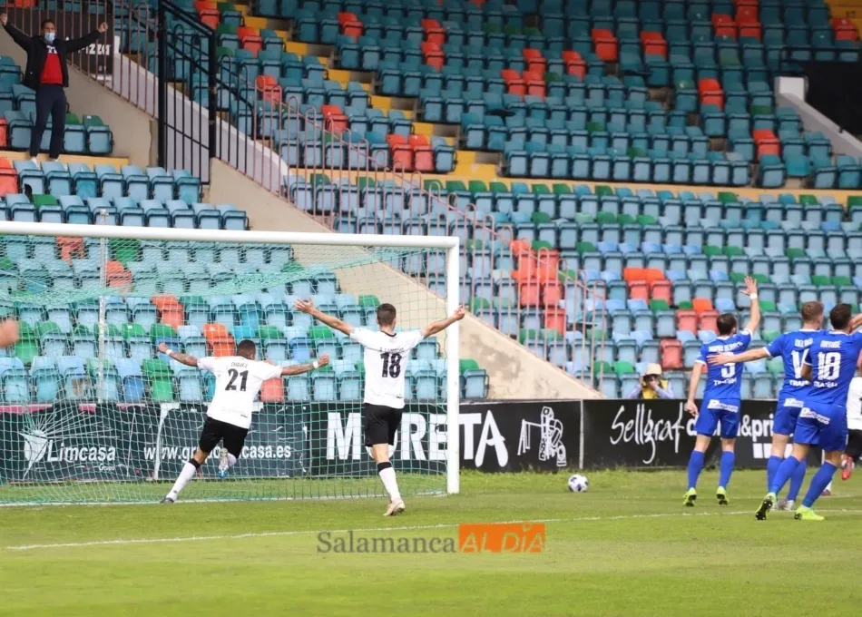 El Puma Chávez celebra su gol / Lydia González