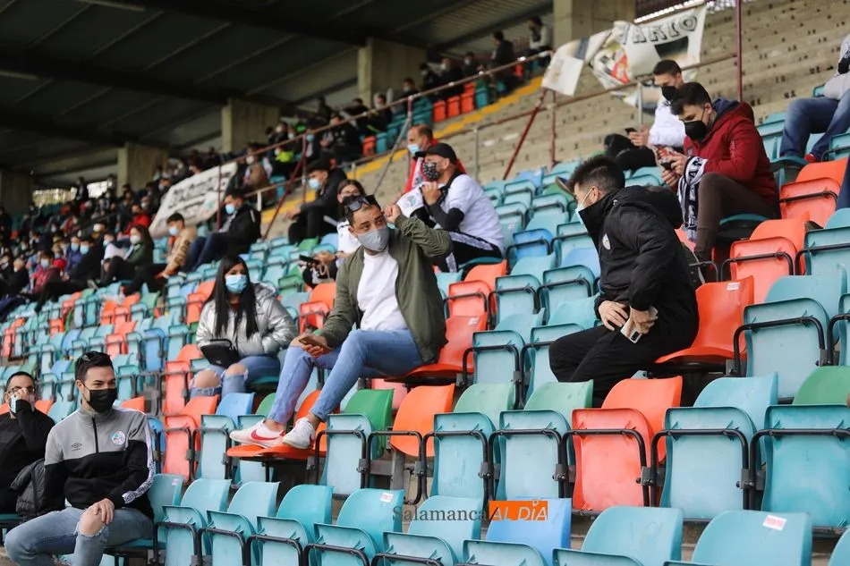 Aficionados blanquinegros, en la grada / Lydia González