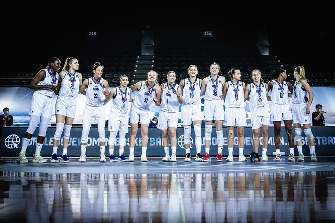 El Perfumerías, con su medalla de plata de la Euroliga / CB Avenida