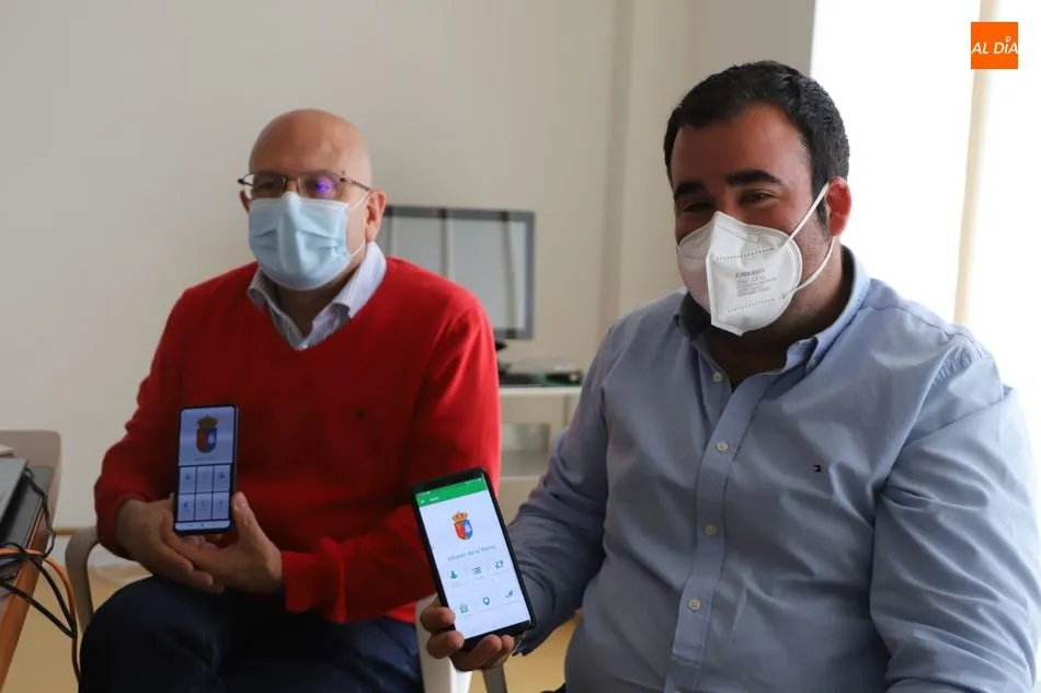El concejal de Obras, Servicios y Medio Ambiente de Villares de la Reina, Antonio Cabezas, a la derecha, y el concejal de Comunicación, Fernando Martínez. Foto de Lydia González