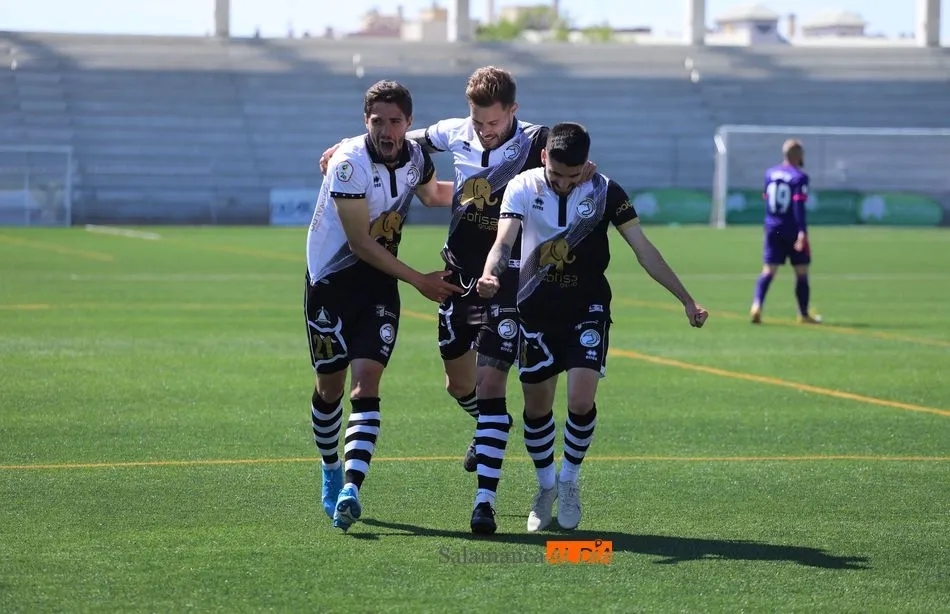 Marín, Mandi y Montes festejan el gol del extremo / Lydia González