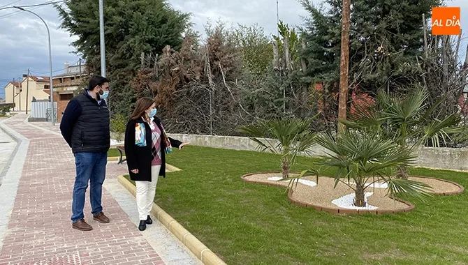 La alcaldesa de Peñaranda, Carmen Ávila, junto al concejal de Urbanismo, Antonio Poveda, visitaban la reforma en el entorno de las viviendas de Donantes de Sagre
