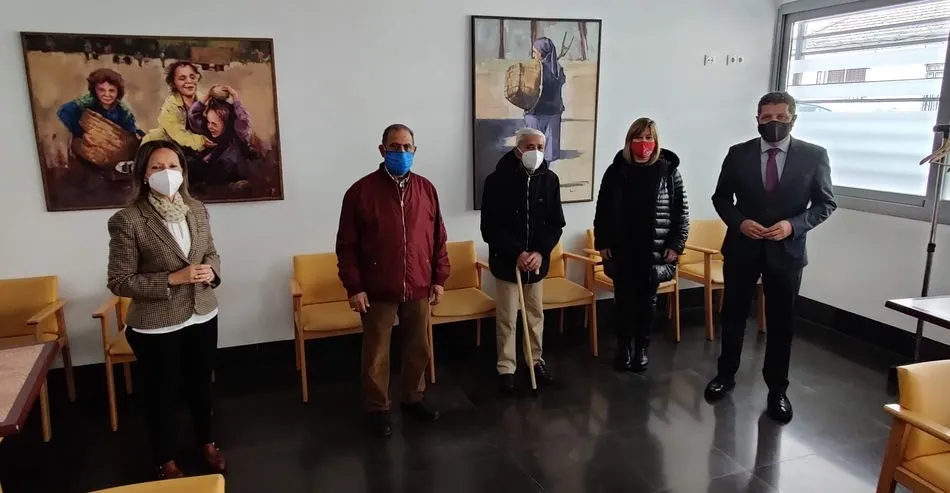 La edil del área, Esther Casado, a la izquierda, junto a los representantes que firmaron este acuerdo