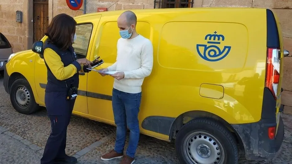 Los profesionales de Correos que recorren los pueblos ofrecerán nuevos servicios. Foto de archivo EP
