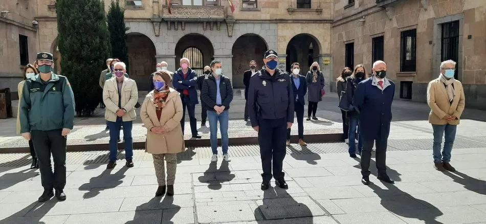 La subdelegada del Gobierno en Salamanca, Encarnación Pérez, en el centro, en este minuto de silencio