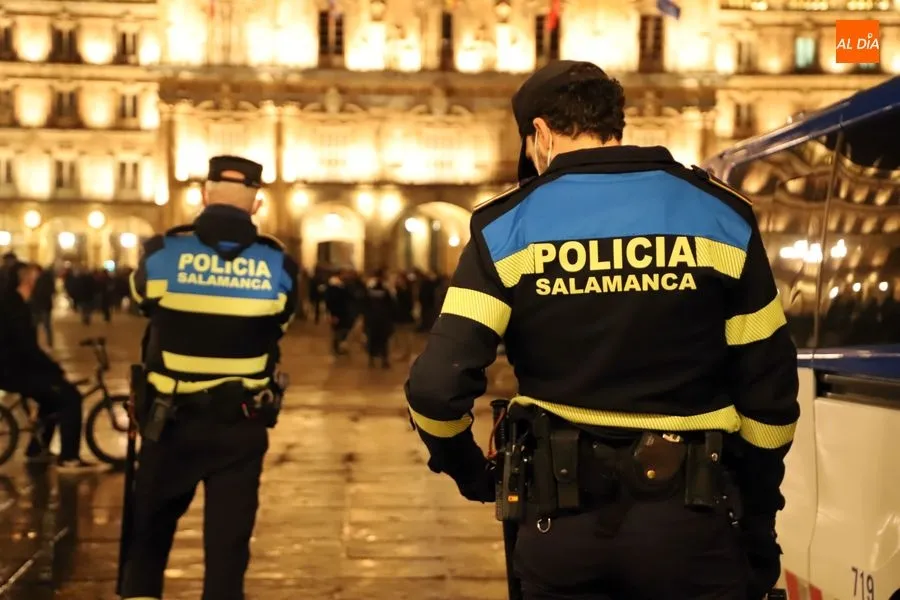 Agentes de la Policía Local en la Plaza Mayor. Foto de archivo