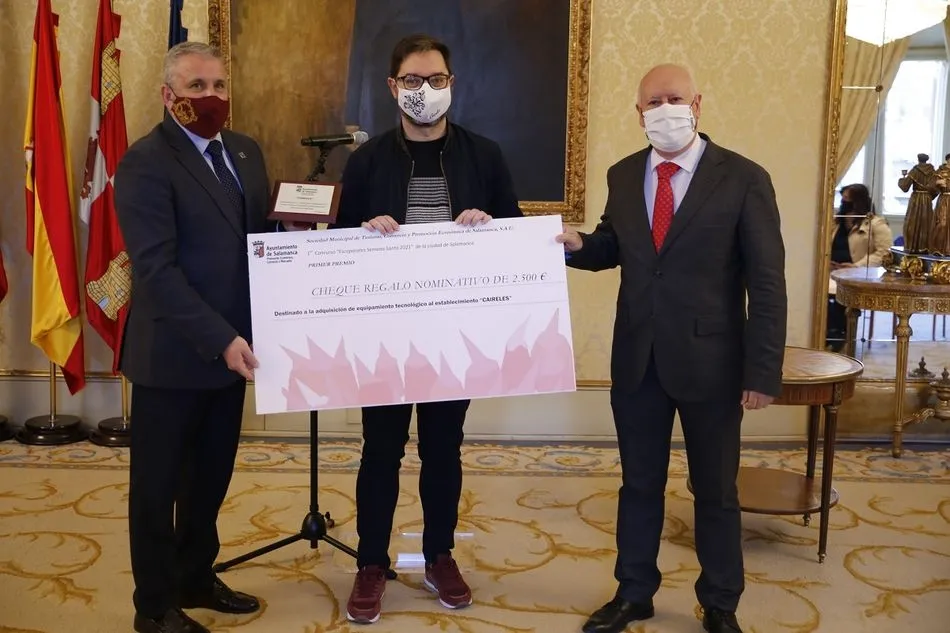 Entrega del primer premio a la tienda especializada en indumentaria tradicional y bordado Caireles