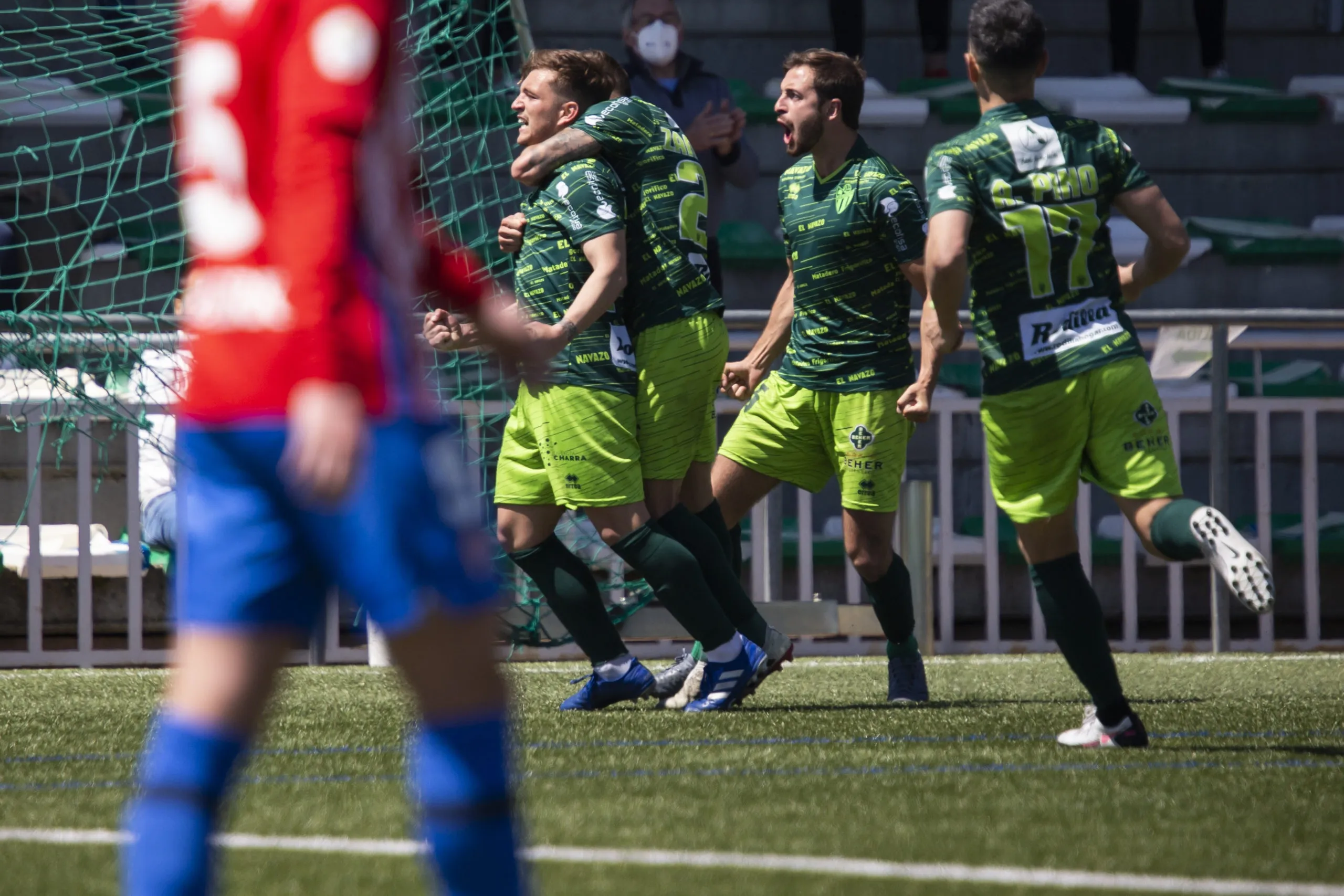 Pino, en el medio, celebra el gol de Deco al Sporting / CD Guijuelo