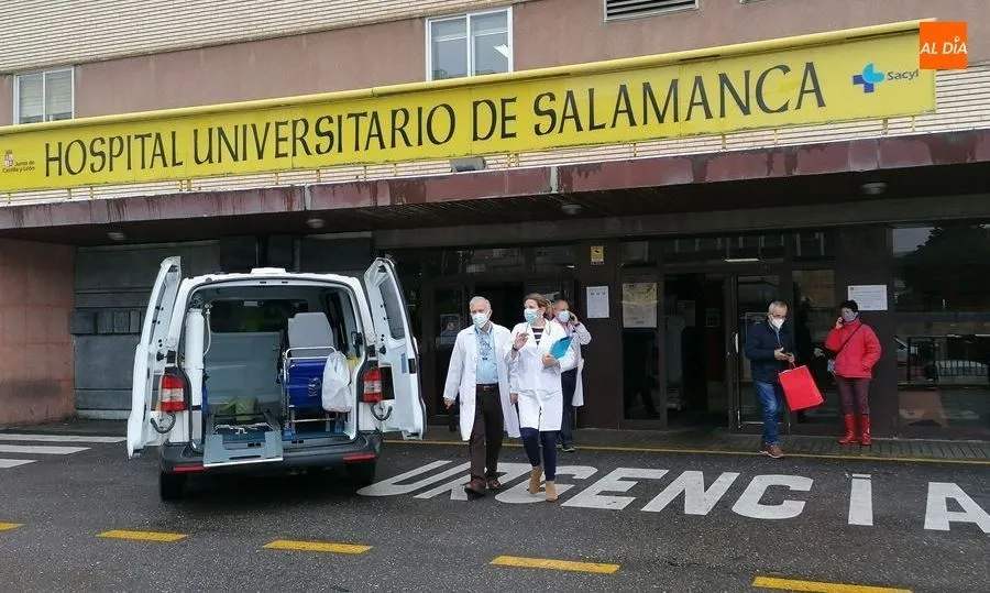 Sanitarios a la puerta del Hospital Clínico Universitario. Foto de archivo