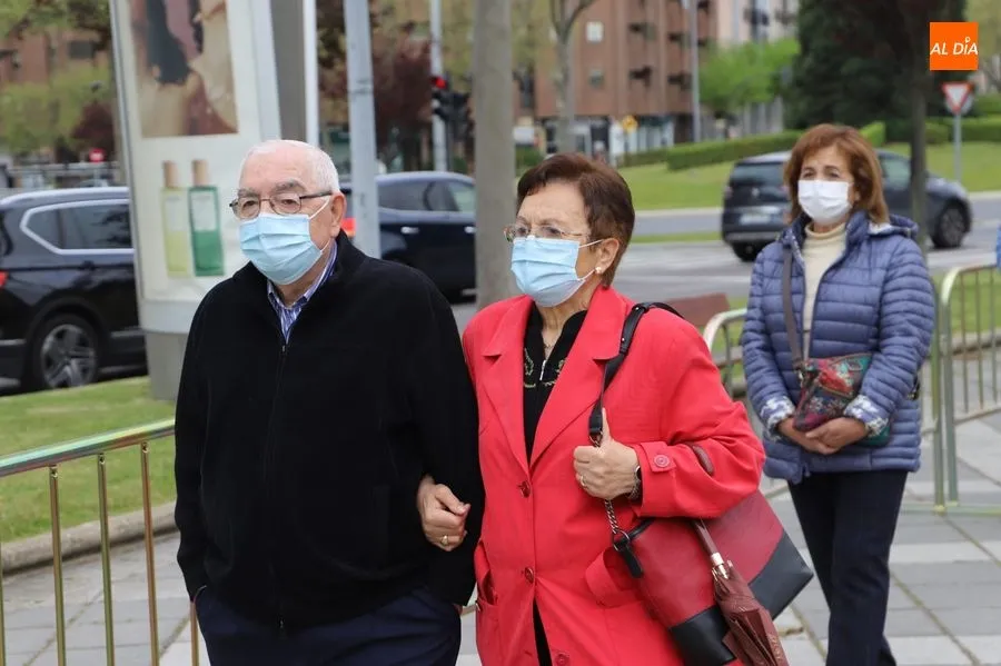 Antonio López, vacunado en el Multiusos, junto a su esposa. Foto de Lydia González