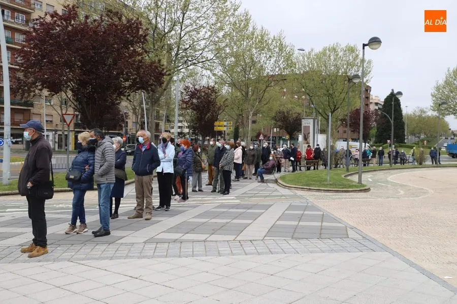 Colas en los accesos al Multiusos Sánchez Paraiso. Foto de Lydia González