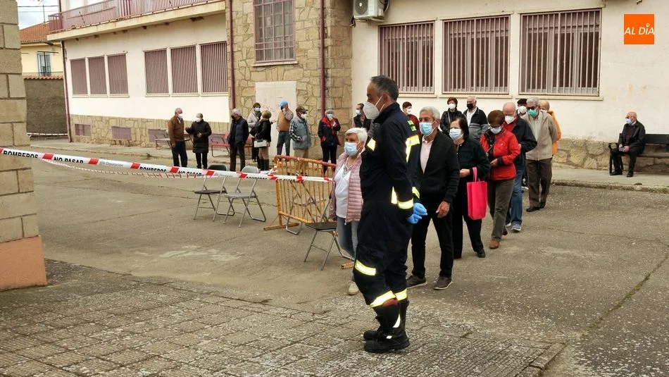 Cerca de un millar de vecinos del Abadengo reciben la vacuna en la masiva cita celebrada en...
