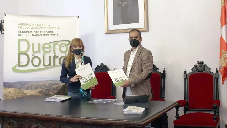 Patricia Martín, alcaldesa de Ledesma, y José Luis Pascual, director de la AECT Duero.-Douro