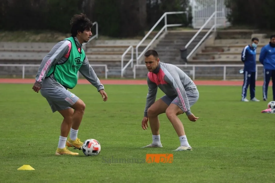 Kristian Álvarez defiende a Clay Silvas