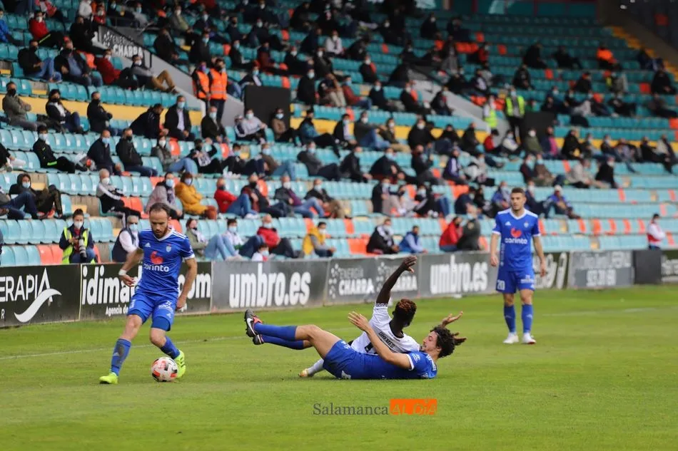 El ghanés Ernest Ohemeng, derribado por un rival del Covadonga, ante la grada de Tribuna