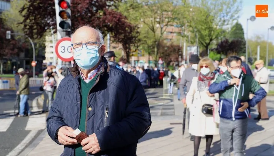 Pablo Casado Petisco en la fila para la vacunación en el Multiusos. Foto de Lydia González