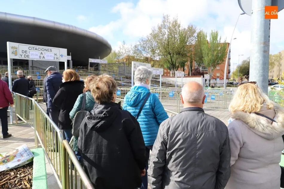 Nueva jornada de colas en los accesos al Multiusos por la vacunación masiva. Foto de Lydia González