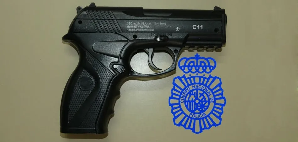 Pistola intervenida por la Policía, con la que el detenido amenazó a un vecino