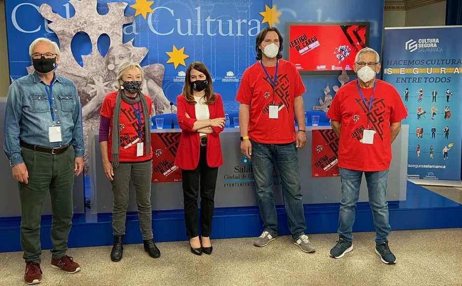 María Victoria Bermejo, concejal de Cultura, en el centro, junto a algunos de los integrantes de La Lengua Teatro
