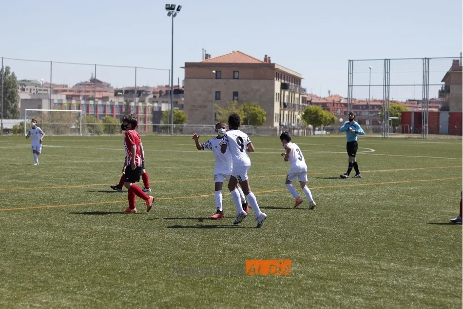 El infantil del Salamanca UDS celebra un gol en La Salud
