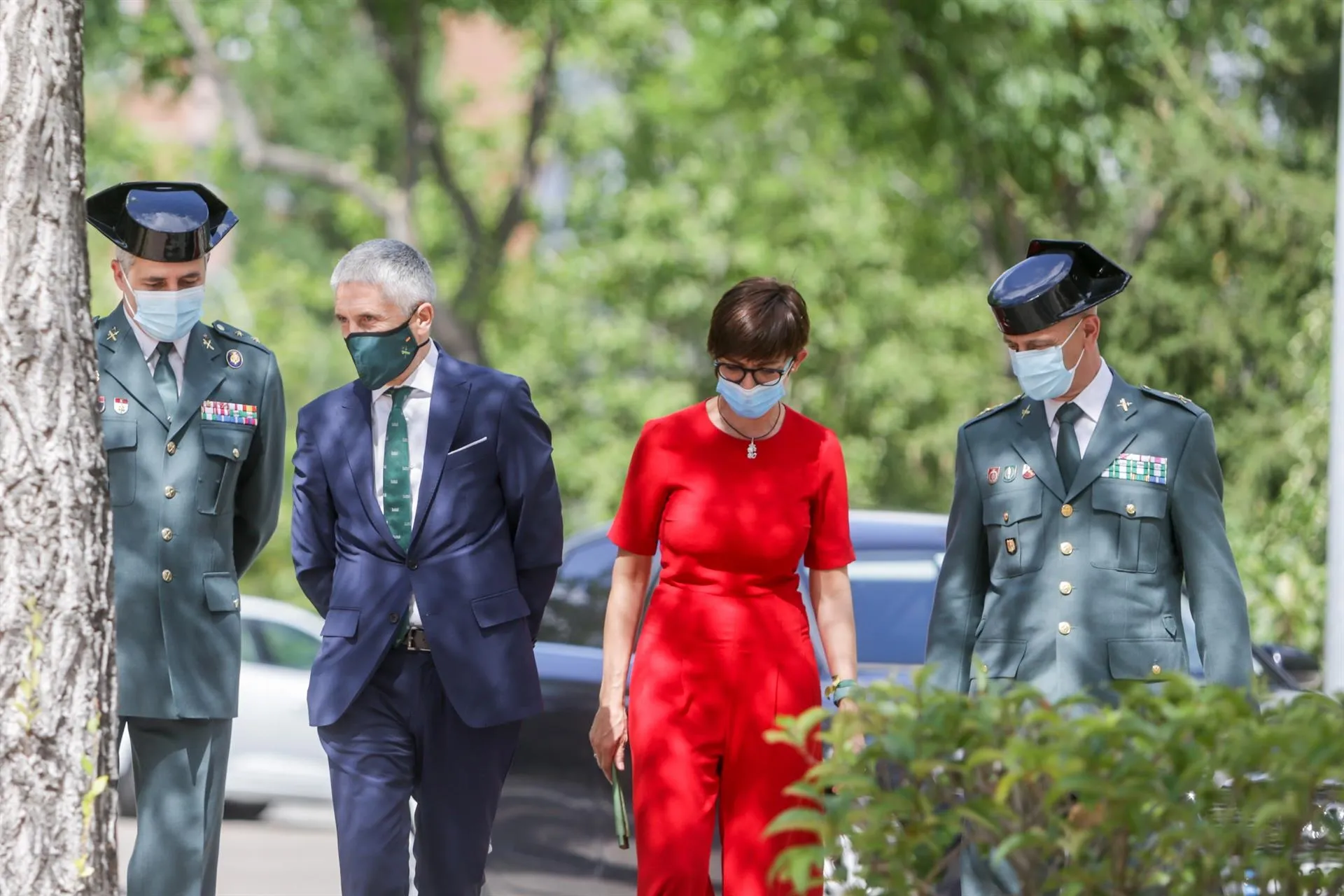 El ministro del Interior, Fernando Grande-Marlaska (2i); y la directora general del Instituto Armado, María Gámez, a su llegada a un acto del Instituto Armado. Foto: EP