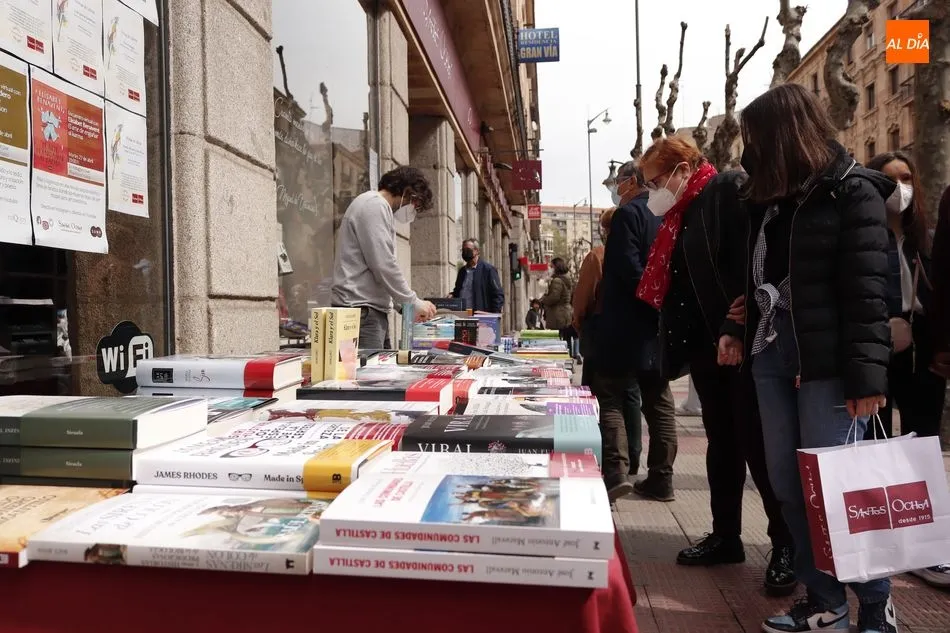 Los puestos de libros están disponibles en 16 puntos de la ciudad - Guillermo García