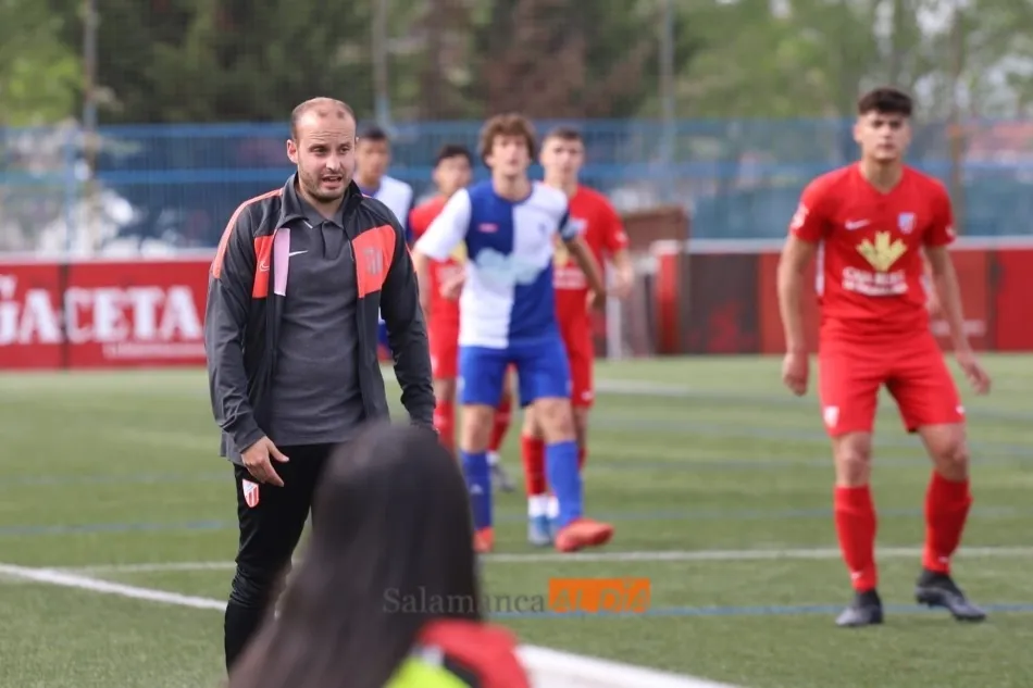 Jonatan Parra observa a sus futbolistas / Lydia González