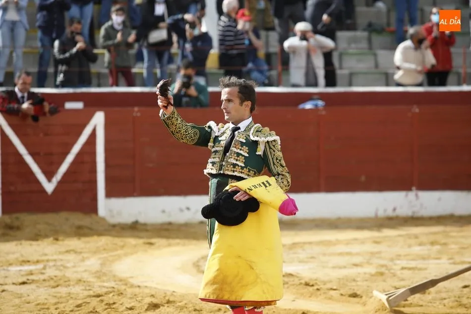 Damián Castaño muestra uno de los triunfos obtenidos en el festejo - Fotos: Miguel Hernández