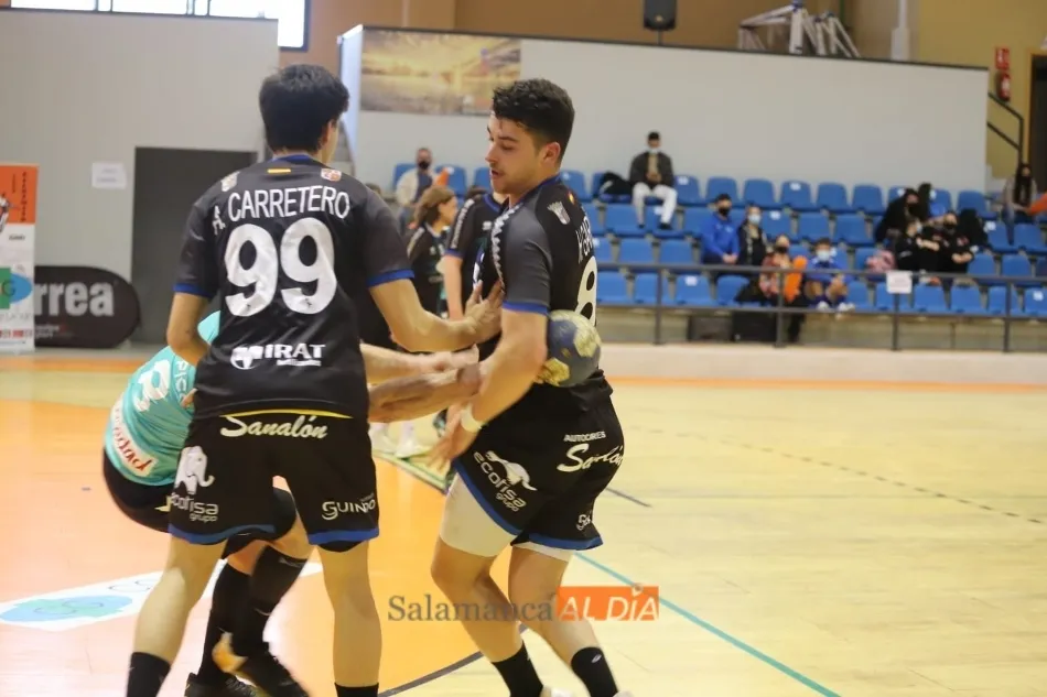 Carretero intenta dar un pase durante el partido / Lydia González