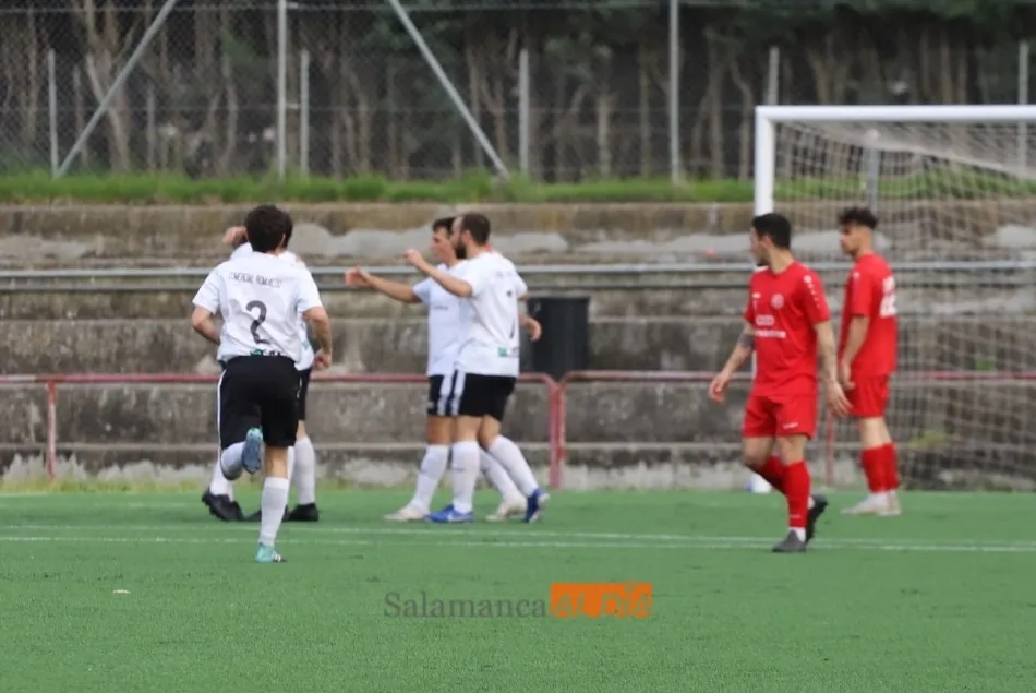 El Ciudad Rodrigo celebra uno de sus tantos / Lydia González