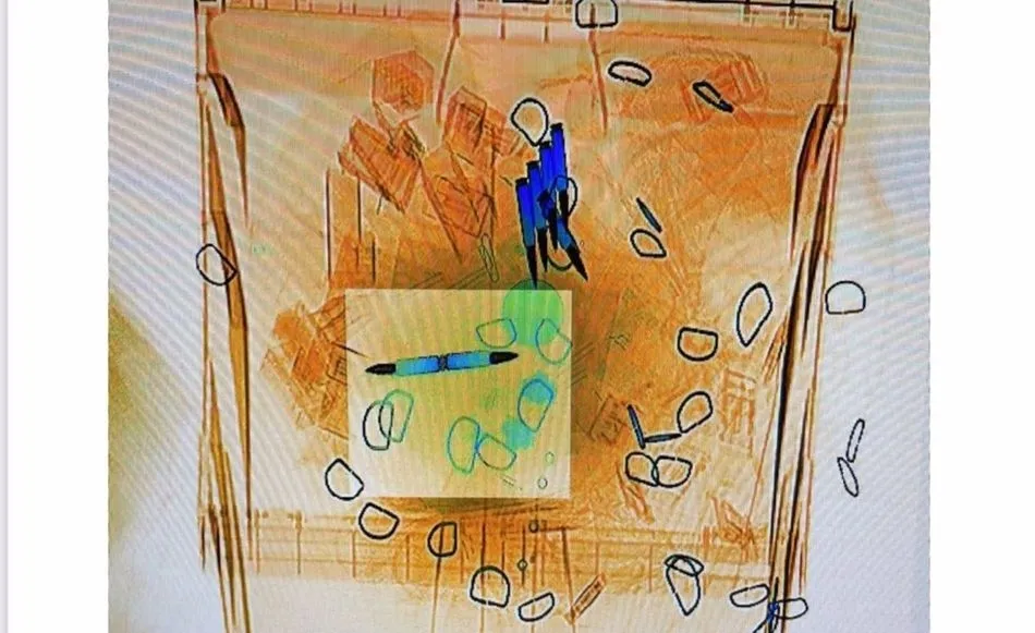 Imagen de seguridad de las cartas amenazantes con los proyectiles en su interior - Correos