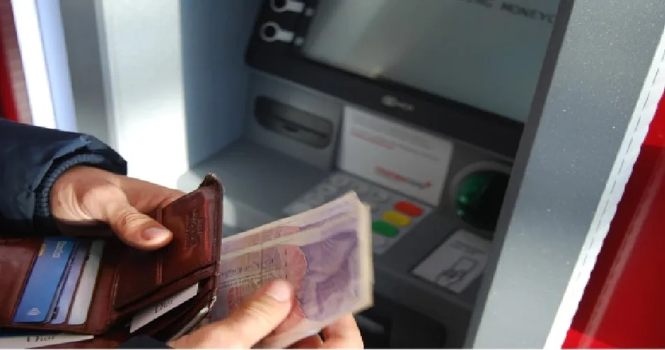 Los grandes bancos han aumentado las comisiones de sus cuentas corrientes o bien han endurecido las condiciones para su eliminación