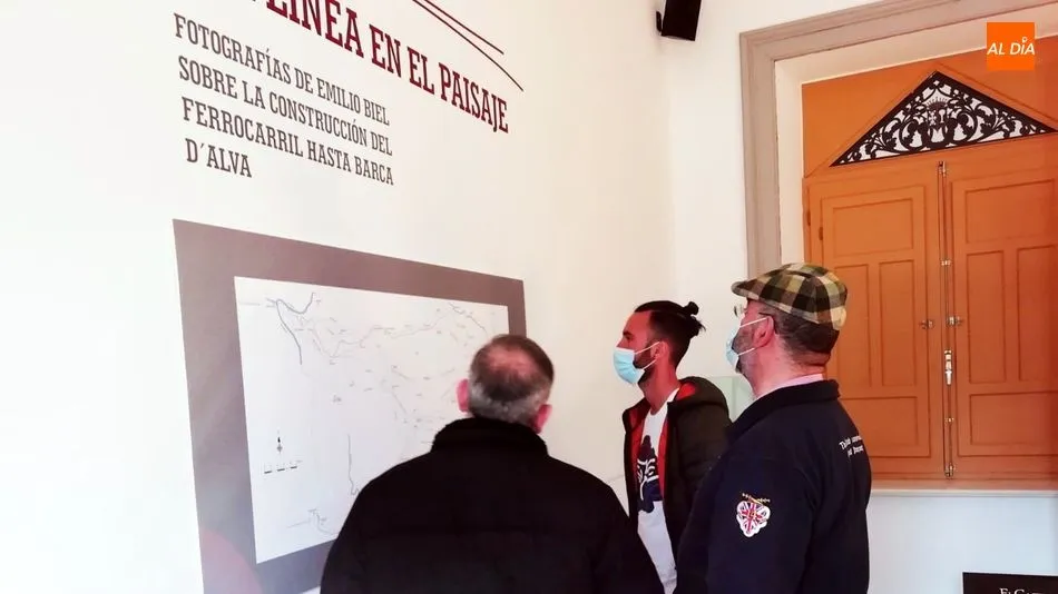 El alcalde y promotores en el montaje de la exposición Una línea en el paisaje en la planta baja de la Casa de los Condes