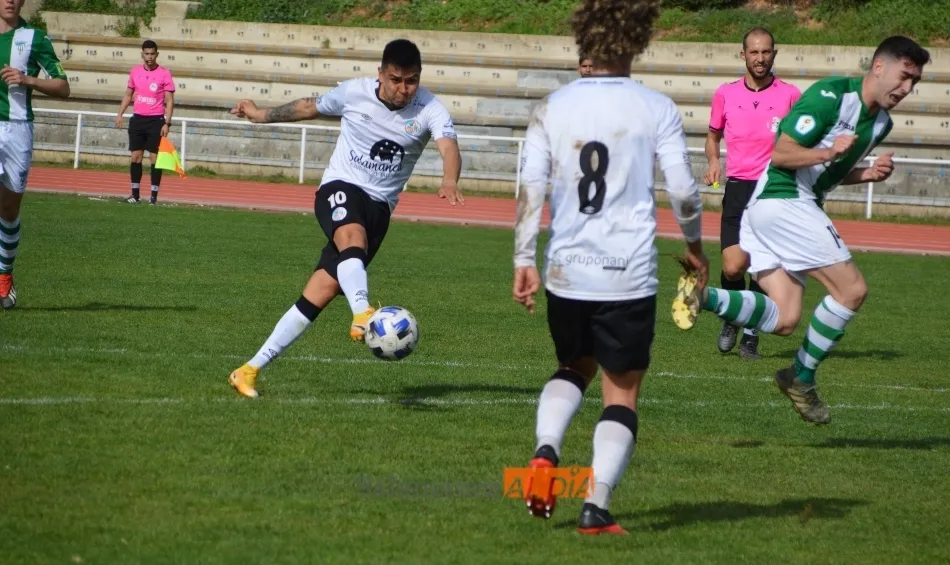 Denilson Villa, del filial del Salamanca UDS, golpea un balón