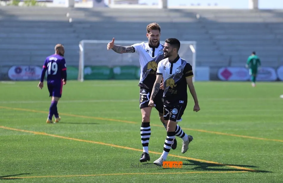 Mandi y Montes, sonrientes tras una diana