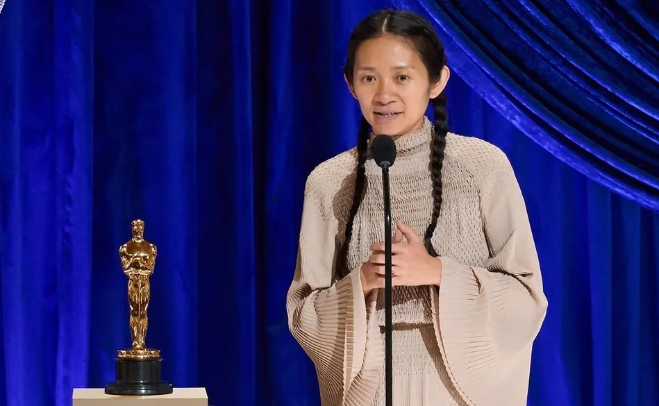 Chloé Zhao recibe uno de los Oscar por Nomadland en Los Angeles, California. Foto HANDOUT