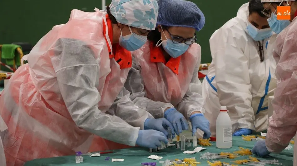 Sanitarias en una de las vacunaciones masivas en Vitigudino