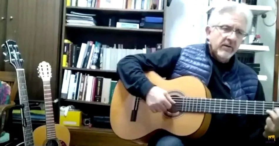 Toño Blázquez, artista salmantino, en la actuación incluida en este vídeo