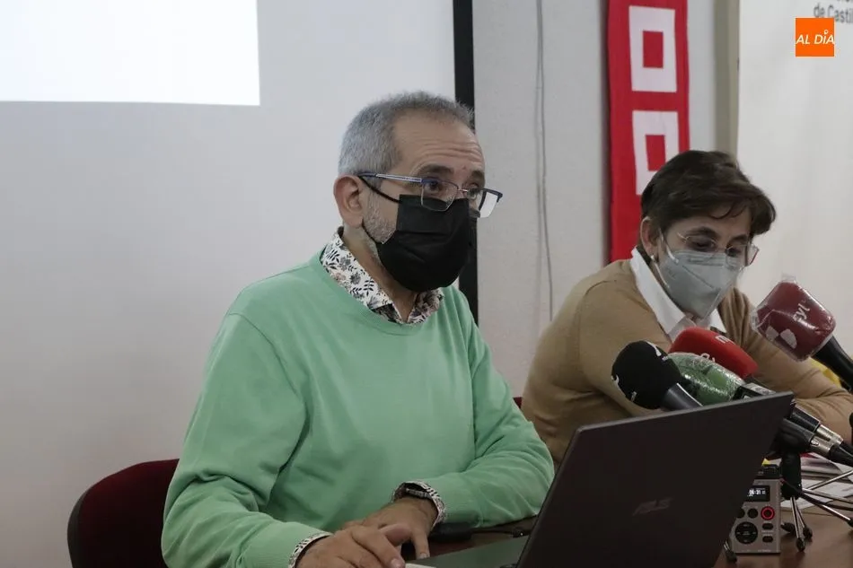 Luis  Álvarez Agudo (adjunto a la Secretaría de Acción Sindical de Federación de Sanidad y Sector Sociosanitario de CCOO de C y L) y  Mª de los Ángeles Salinero Sánchez (coordinadora de la FSS-CCOO de Salamanca). Foto de Guillermo García