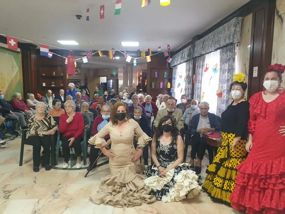 Actuación del grupo Con volantes y a lunares en la Residencia Arapiles