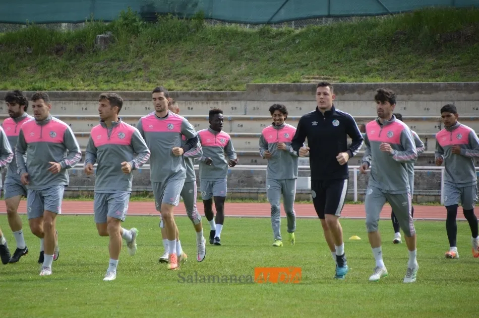 Parte de la plantilla del Salamanca UDS trota por Las Pistas