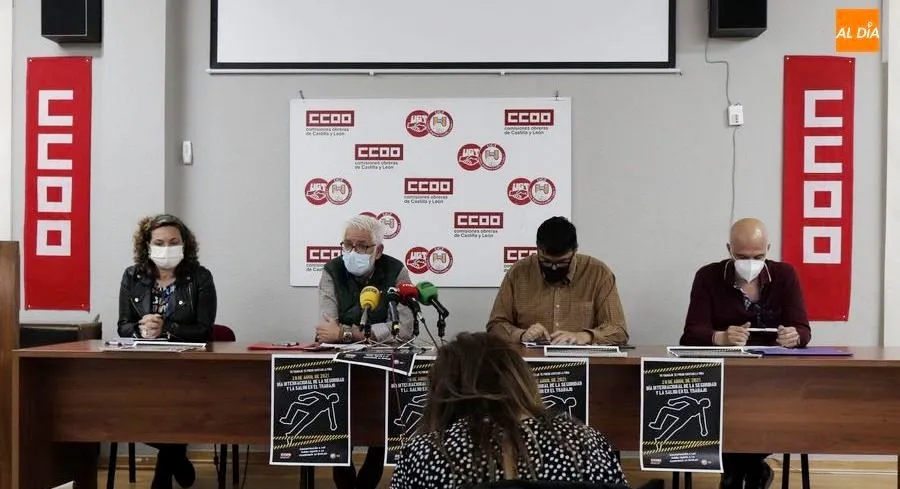 Irene Fernández (secretaria provincial de la FeSMC ), Marcelino Muñoz (secretario general de UGT en Salamanca), José Antonio Gallego (secretario general de CCOO en Salamanca) y Feliciano Hernández (secretario de salud laboral y medio ambiente de Comisione