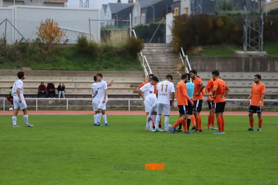 Balón parado en el partido entre el Ribert y el Ciudad Rodrigo de hace meses