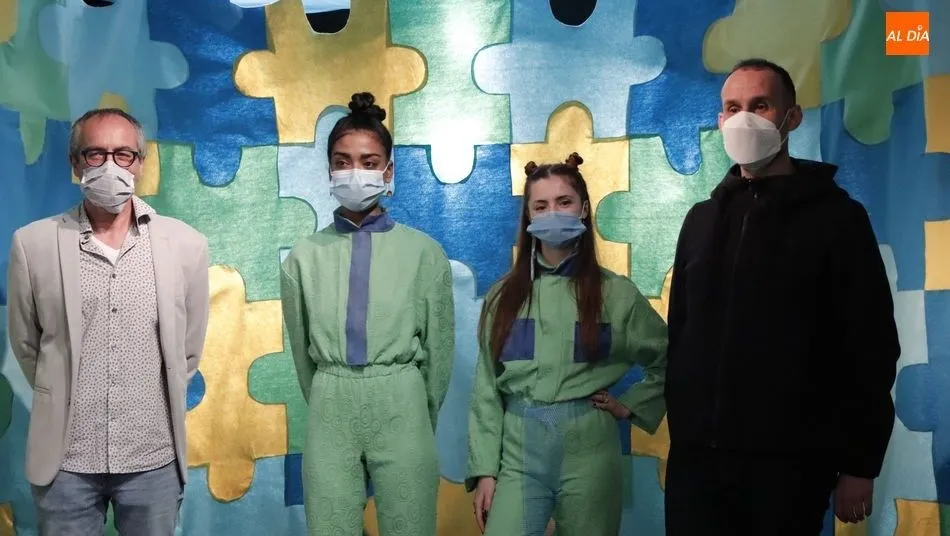 Alicia Alonso y Gema Garmendia (Colectivo Chanelitas), junto a Luis Barrio, director del Servicio de Actividades Culturales, y Diego del Pozo Barriuso, vicedecano de la Facultad de Bellas Artes. Foto de Guillermo García