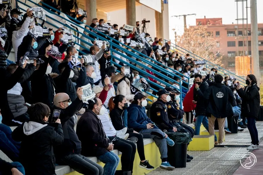 La grada del Reina, con socios / Unionistas CF