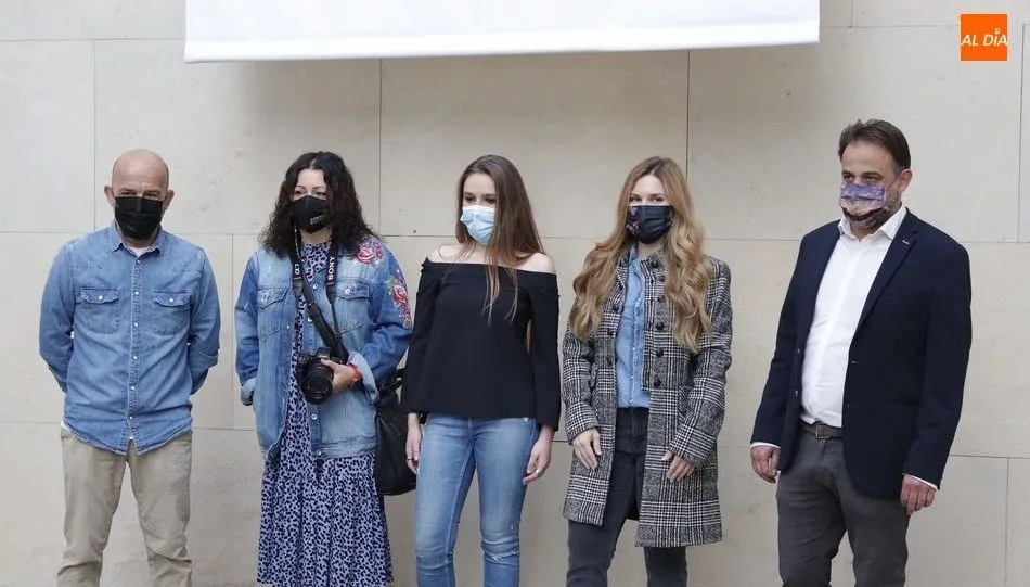 Fernando Castaño, concejal de Turismo, a la derecha, junto a las responsables de esta campaña. Foto de Guillermo García