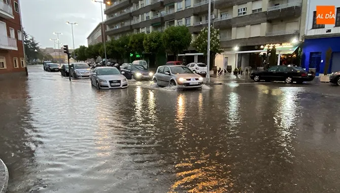 Una gran tormenta generaba inundaciones en varios puntos de Peñaranda, como en el Paseo de la Estación