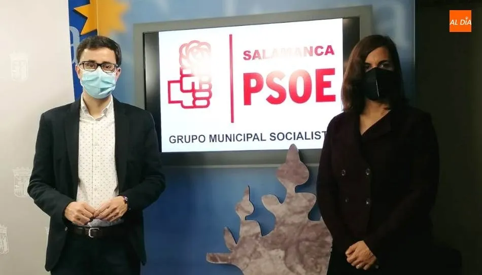 El portavoz del Grupo Municipal Socialista en el Ayuntamiento de Salamanca, José Luis Mateos, junto a la concejala María Sánchez. Foto de Lydia González
