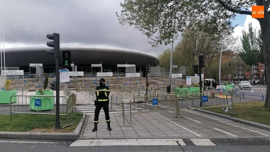 Un agente de la Policía Local junto a los accesos al Multiusos, donde hoy no había colas para la repesca de vacunaciones. Foto de Lydia González
