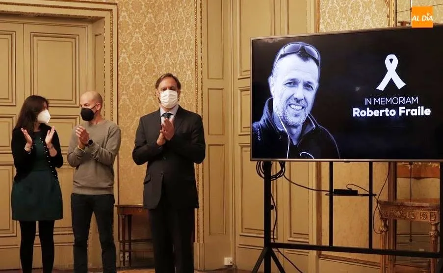 La imagen de Roberto Fraile presidió este minuto de silencio en el Ayuntamiento de Salamanca. Foto de Guillermo García